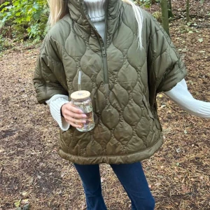 Quiltad grön trekvart ärmad pufferjacka - Säljer en oversized quiltad pufferjacka i mörkgrön färg med half zip och hög krage. Jackan har korta ärmar, två fickor med knappstängning och ett coolt mönster i tyget.  Köptes men har inte kommit till användning. Första bilderna är inte minaoch pris kan diskuteras 💕