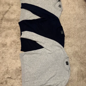 100% Kashmir tröjor  - Säljer dessa gamla Kashmir tröjor från olika märken. Märkena är Zara, Marks & Spencer och Daniel Bishop. Den grå tröjan av Daniel Bishop har en V-neck. Storlekarna är lite annorlunda så det är bara att fråga om den du är intresserad av, men de ligger runt S/M herrstorlek. Storleken skriven på annonsen är för den blå tröjan. Det kan förekomma några hål samt ihopskydda hål så om du vill se dem kan jag skicka bilder privat. Priset på dessa är inte spikat så det är bara att lägga nya prisförslag.