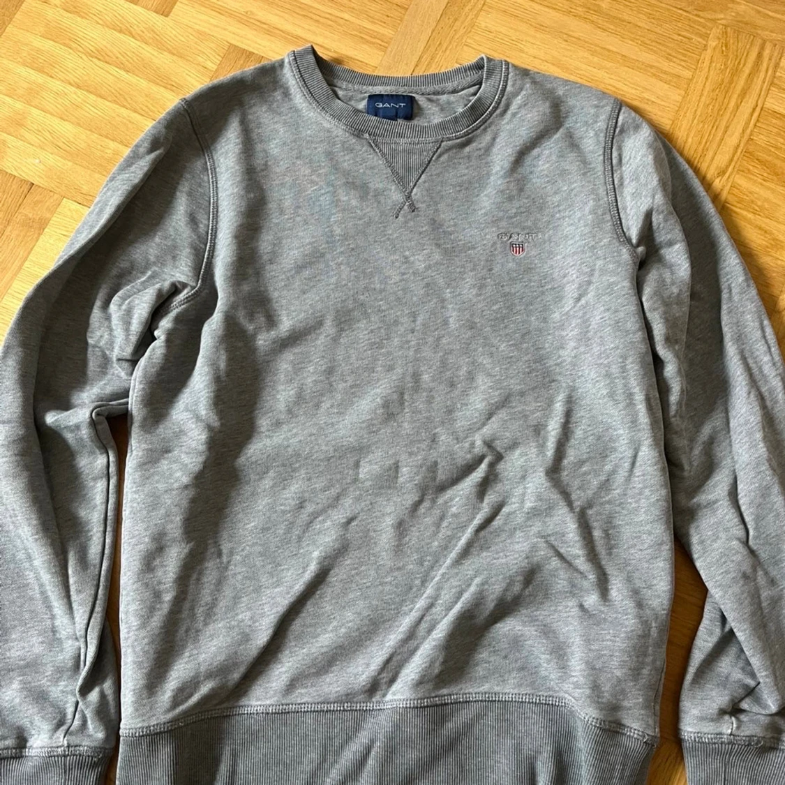 Grå och marinblå sweatshirt från GANT