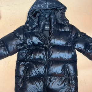 Svart pufferjacka  - Jag säljer en jacka från Zalando men billigare. Den har inga skador, inga fläck, typ som ny men bara använt lite. I storlek S. Ge gärna prisförslag. 👍🏻