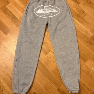 Corteiz Mjukisbyxor - Storlek: S Färg: Grå Har haft dem i 3 månader, gillade inte den så mycket och den passar inte på mig eftersom jag har på mig M för byxor. Startpris: 150kr Kontakta vid intresse att köpa!