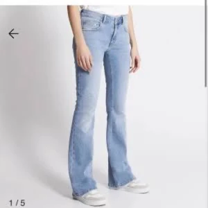 Bootcut ljusblå jeans från Lager 157 - Snygga ljusblå jeans, från lager 157, aldrig använda, prislappen kvar, kom gärna med prisförslag! Det är storlek S/regular
