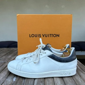Louis Vuitton skor  - Säljer dessa feta Louis Vuitton skorna i storlek 41 för 1899kr! I extremt bra skick: 9/10. Äktenhetsbevis finns! Nypris runt 7300kr. Sulor kommer inte med. Skriv om minsta funderingar!