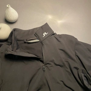 J.lindeberg - Säljer nu denna riktigt snygga j.lindeberg halvzipen i st S, bara höra av dig vid frågor eller funderingar och pris kan absolut diskuteras.