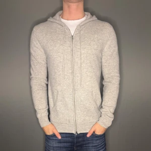 John henric tröja - Hej säljer nu min fina john henric cashmere hoodie i storlek M. Den är i bra skick och kommer vara otroligt snygg nu i höst. Nypris cirka 2800kr! Vi kommer att sälja liknande produkter så glöm inte följa profilen!🌊🍾