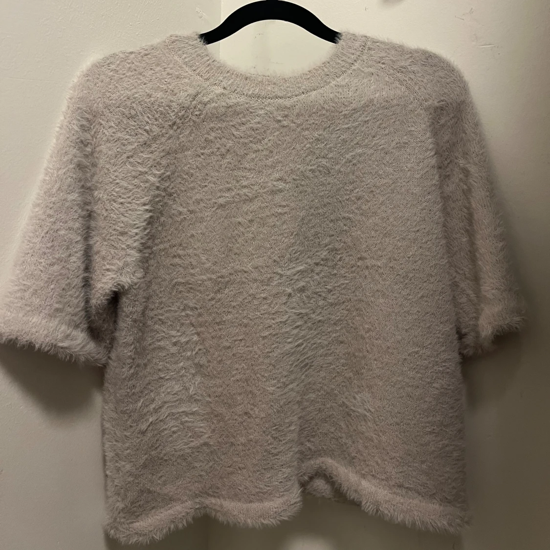 Beige fluffig stickad tröja