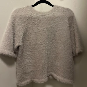 Beige fluffig stickad tröja - Supermjuk och fluffig beige stickad tröja med kortare ärmar använd endas 1 gång 