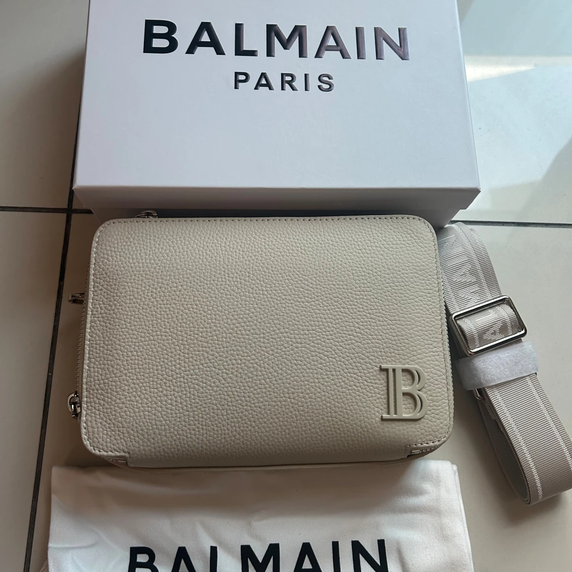 Beige axelväska från Balmain