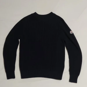 Moncler Stickad tröja  - Marinblå Moncler stickad tröja || Storlek S, sitter slim || helt ny 