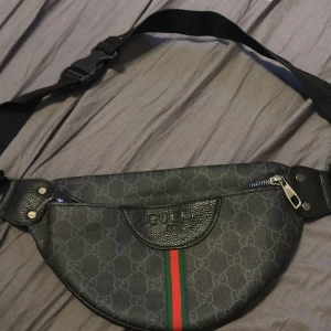 Svart axelväska och mag väska - Snygg axelväska och mag väska