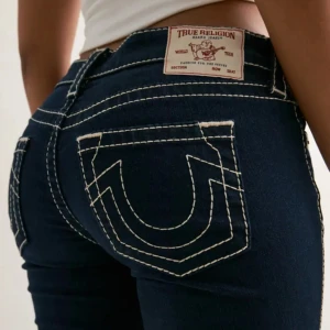 True Religion  - Nya oanvända jeans från TR, Nelly Ultra Low Rise Jeans. I storlek W24. Ordpris 1599kr med etikett kvar! Innerbenslängd ca 92cm