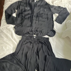 Silkespyjmas  - Svart Silkespyjmas från Åhlens i storlek XS.