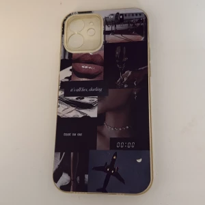 iPhone 12 - Snygg iPhone 12 med unikt skal i collage-stil. Telefonen har dubbla kameror och ser ut att vara i gott skick utan synliga repor eller skador på baksidan. Perfekt för dig som vill ha en pålitlig och stilren skal till din iPhone 12!!!