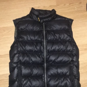 Parajumper väst  - Använd knappast. Fin väsy, storlek y-m. Skulle säga M för barn. Alltså runt 165-172cm