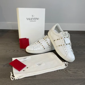 Valentino open rockstud - Säljer ett par valentino open rockstudd i storleken 40 allt OG följer med så som box, snören, dustbag, kort och 2 par extra nitar. Om du skulle vilja ha några innermått eller har andra funderingar så är det bara och att kontakta👍😊