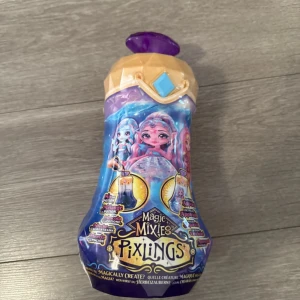 Magic Mixies Pixlings - Magic Mixies Pixlings magisk överraskningsflaska, oöppnad och i nyskick. Skapa din egen magiska varelse genom att blanda en magisk dryck. Perfekt som present till barn som älskar magi och samlarfigurer. Förpackningen är hel och obruten.