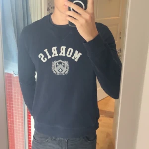 Sweatshirt Morris - Säljer en mörkblå sweatshirt från Morris. Tröjan är i fint skick och knappt använd. Perfekt tröja till vintern, kom gärna med frågor.