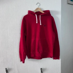 Röd hoodie från Polo Ralph Lauren - Mycket bra sick, Storlek M, Unik röd färg, Mått- Axlarna 45cm Längd 60cm     // Tveka inte över att höra av er vid övriga funderingar 