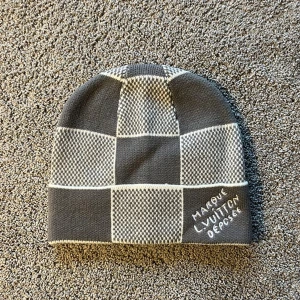 LV mössa - Helt ny & Oanvänd ✅ Onesize (passar alla) 📏 Kommer med tags 🏷️  Kontakta gärna för mer info ☺️