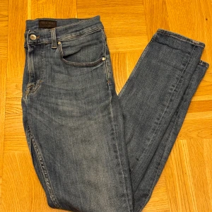 Slim jeans från Tiger of Sweden - Snygga blå jeans från Tiger of Sweden i slim fit-modell. Väldigt bra skick. Hör av er vid frågor eller funderingar.