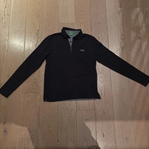 Långärmad piké Hugo Boss - Skitsnygg långärmad pikétröja från Hugo boss. Väl omhändertagen och i bra skick. Modern fit, sitter snyggt på kroppen