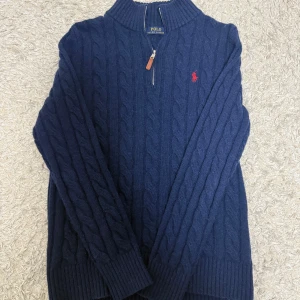 Stickad Ralph Lauren halfzip  - Använd fåtal gånger men väldigt fräsch. Storlek S. Väldigt klassisk med färgen Blå