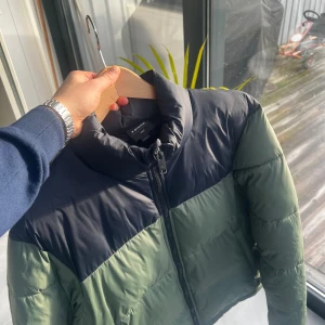 Everest Jacka, XS, Grön, Mycket Bra Skick - Hej! Säljer nu den här Everest jackan då den har blivit för liten. Jackan är använd ett fåtal gånger, har utfällbara reflexer och i mycket bra skick. Perfekt jacka inför vintern.  Storlek: XS (Mer som 170-176) Färg: Grön och svart.   Kan skickas (köparen står för frakt) eller hämtas i Täby. Först till kvarn gäller.  Vid frågor eller för fler bilder - skicka gärna ett meddelande. Mvh William