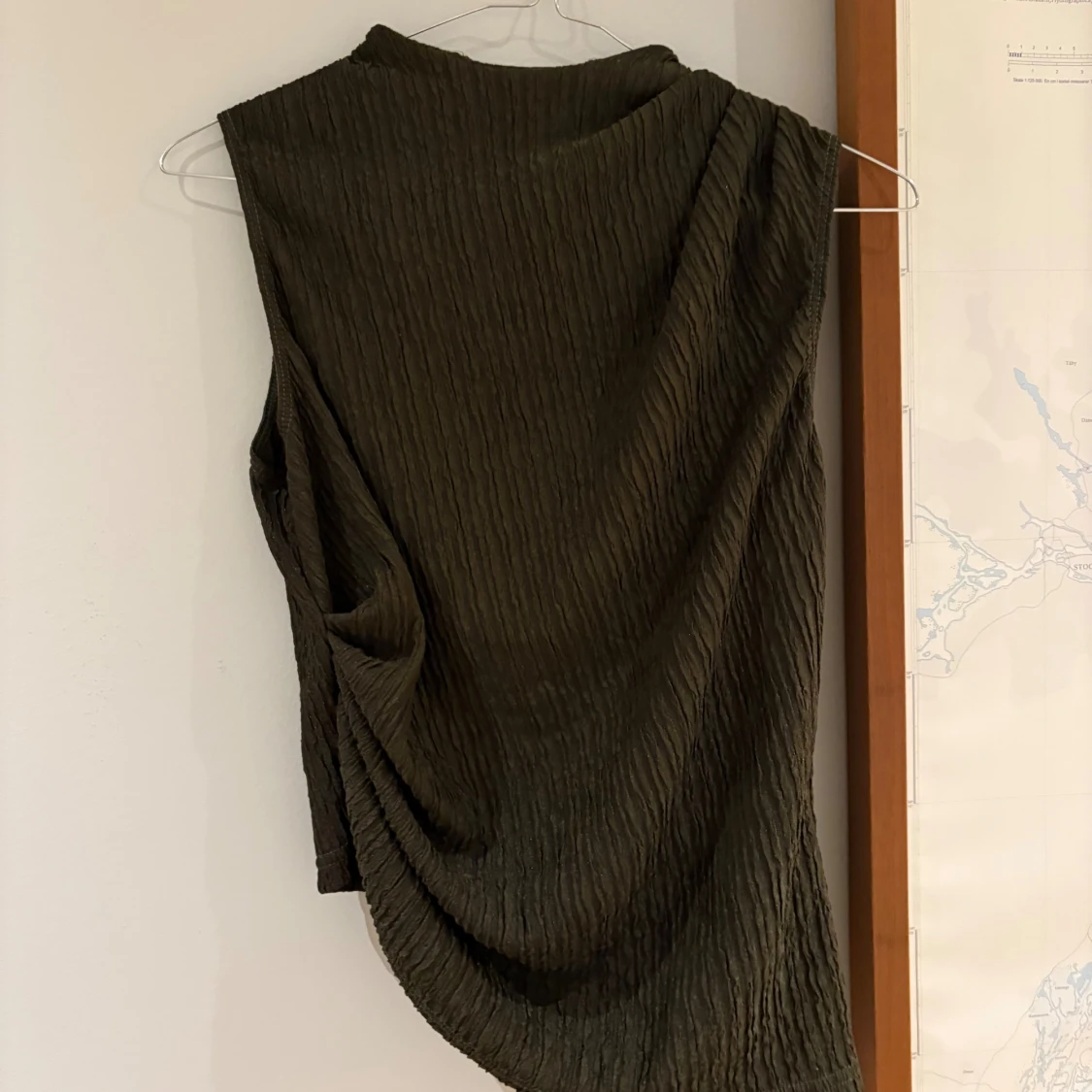 Mörkgrön ärmlös omlotttopp