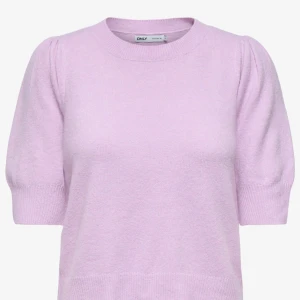 Tjocktröja kortärmad  - Jättegullig lila-aktig tjocktröja med korta ärmar!! Sitter jätte fint på och passar perfekt till vintern😇😇