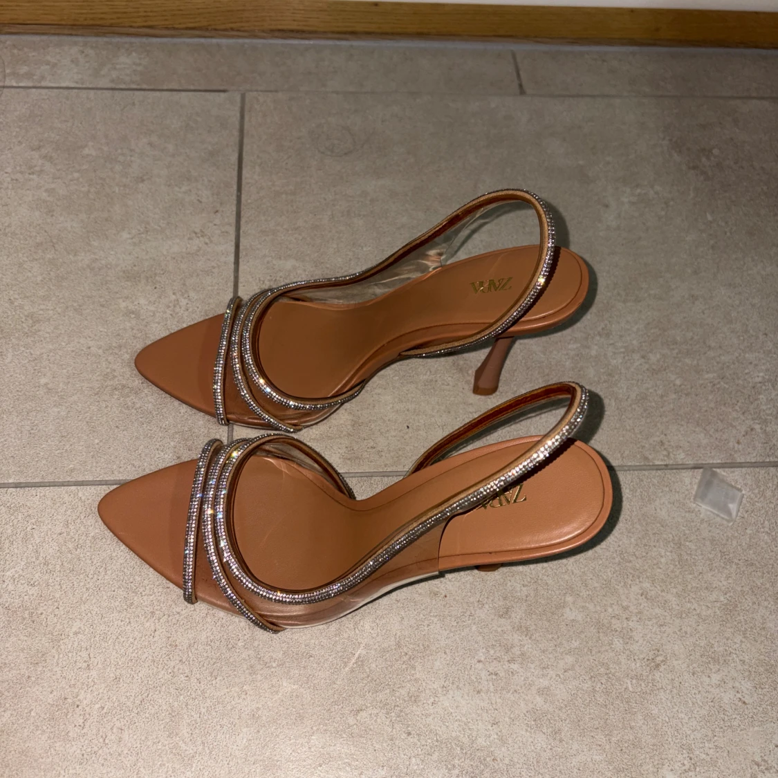 Bruna klackpumps med strass från Zara