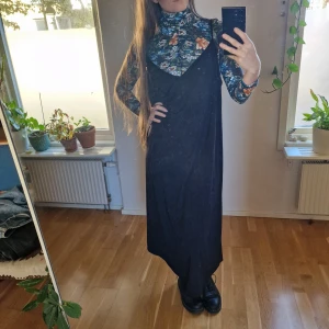 Svart slip on klänning - Svart slip-on klänning. Snygg som den är och med layers eller accesoarer eller som underklänning. Justerbara axelband. Längd - 122 cm. (2a bilden är tyvärr tagen I väldigt dåligt ljus. Första bilden representerar färgen bra) Återuppladdad för fri frakt. Jag har mycket annat uppe på sidan, både herr och damkläder. Köp gärna bundle för att få rabatt 🤗