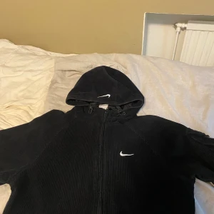 Nike X Supreme Jacka - En riktigt snygg jacka som tyvärr ej kommer till användning mer, storlek S men passar M och Nästan L
