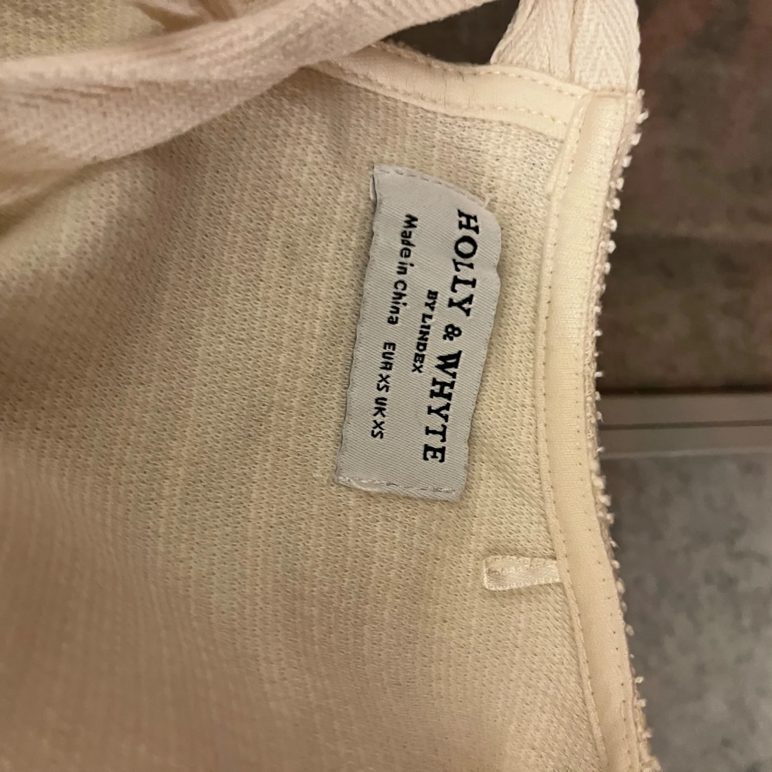 Ljus beige topp med knyt från Holly & Whyte - 2