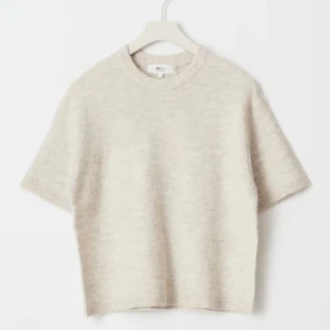 Beige stickad kortärmad tröja - Supermysig beige stickad tröja från ginatricot i storlek S , säljer den då den bara ligger i garderoben. Köpt för 300kr säljer den för 150kr!💕