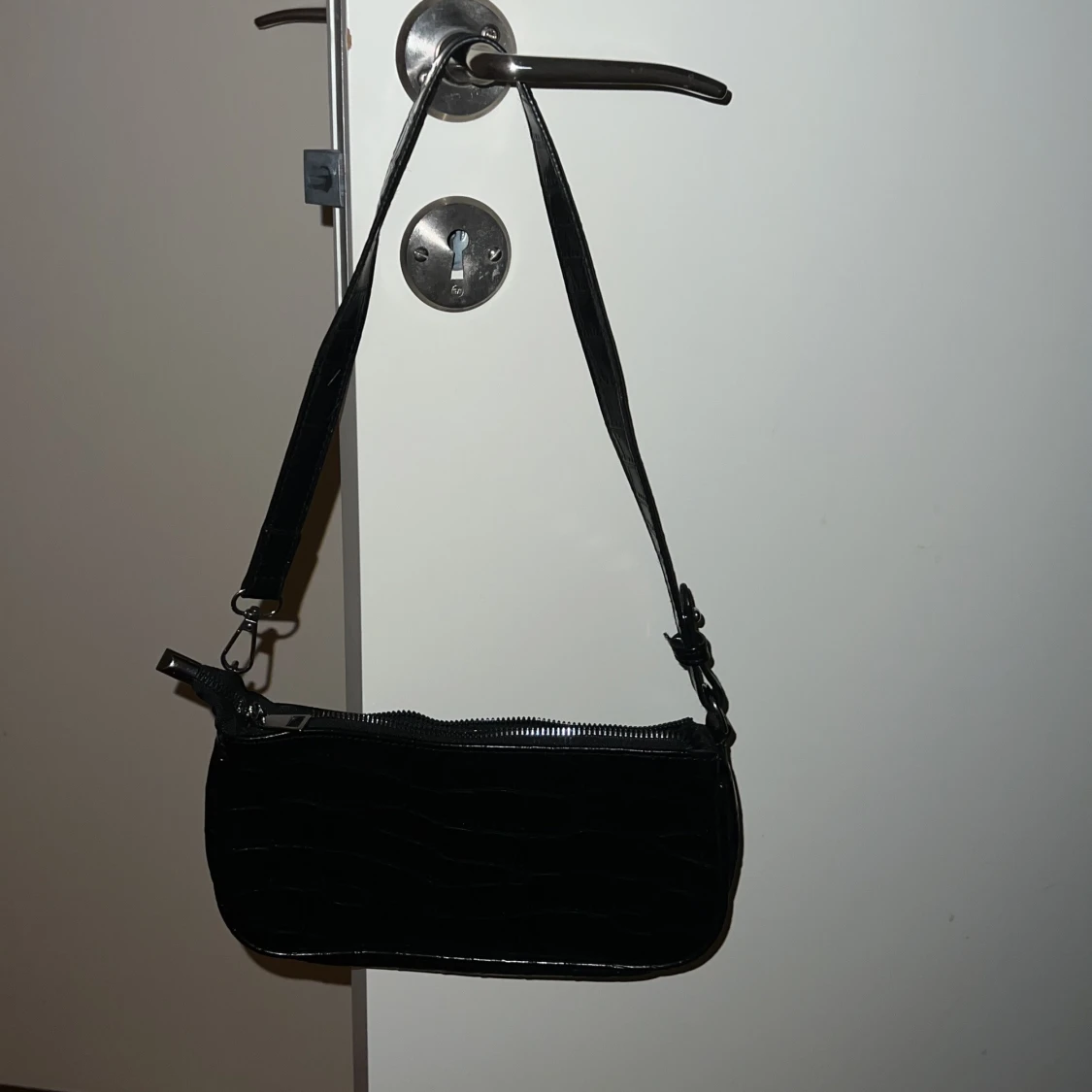 Svart axelväska i croco-imitation