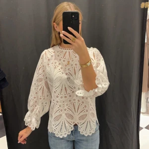 Neo Noir blus - Säljer min superfina blus från Neo Noir, i princip helt oanvänd. Köpt i vintras men tyvärr inte kommit till användning då jag har för mycket kläder. Storlek 34, köpt på ”Room 1006” på Emporia. Nypris 800kr