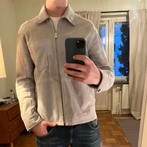 J.Lindeberg läderjacka grå - Säljer denna sjukt snygga läderjackan från J.Lindeberg⭐️ Färgen är frå och storleken är M✅ Den har inga defekter och skicket är utomordentligt🙌🤝 Sjukt najs passform och passar perfekt till hösten🍁🙌 Tveka inte på att höra av er dig vid minsta fråga eller fundering😊