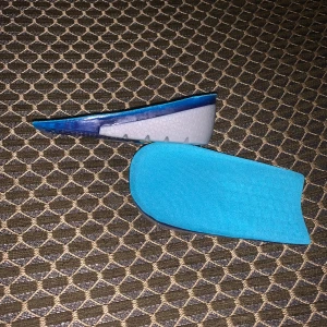  skoinlägg 4cm+ - Säljer ett par ergonomiska skoinlägg i blått, grått och gult med gelkuddar för extra komfort. Inläggen har en honeycomb-struktur undertill och är tillverkade i syntetmaterial. Perfekt för dig som vill ha extra stöd och dämpning i dina sneakers eller kängor.