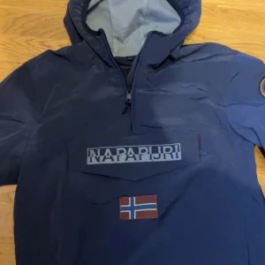 Napapijri Jacka - Ny och fräsch Napapijri Jacka, köpte nyss och säljer för att den inte passade mig. 