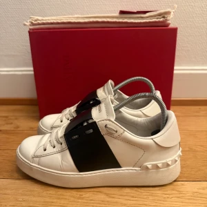 Valentino open sneakers - Säljer nu dessa fina valentino skor | Super fint skick | Storlek 35 men sitter som 36 | Kommer med box,dustbag,valentino kort,extra snören och äkthetsbevis | 