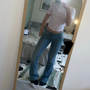 Diesel jeans  - Jättefina bootcut-jeans från Diesel 💕Säljes då de är för långa för mig. Storlek 26 i midjan och längd 34 (tror jag) passar nog någon som är lite längre än mig (167cm). Köpta på Carlings för 1500kr i somras men eftersom de är slitna längst ner på benen kostar de 1000kr✨Annars inga defekter förutom slitet på benen🙌
