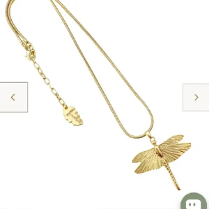 Guldigt trollslända halsband från ioaku  - Snyggt halsband med en guldfärgad trollslända som hängsmycke. Kedjan är tunn och elegant, och smycket har en cool naturinspirerad design. Perfekt för dig som gillar detaljer och vill sticka ut med något unikt.