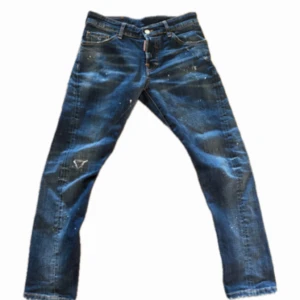 Dsqared 2 jeans  - Säljer dessa riktigt feta dsq 2 jeans i storlek 14 till 15 passar någon som är 165 till 170 dom är i väldigt bra skick och knappt använda hör gärna av er vid funderingar och priset är ej hugget i sten. OBS äkta