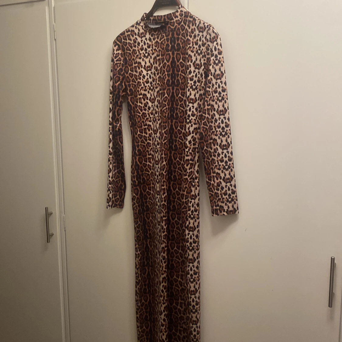 Lång leopardmönstrad klänning - 2
