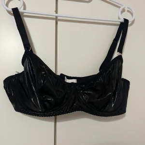 Alusasusetti XL - Musta kiiltävä pintainen alusasusetti. Koko XL. Yläosassa kaarituet ja olkaimia saa säädettyä. Alaosa stringimallia ja sivuja saa säädettyä. Pari kertaa käytetty ja pesty. Eläintalous MMM, lisätietoja saa kysymällä Katsothan myös muut ilmoitukseni Tarjoa 