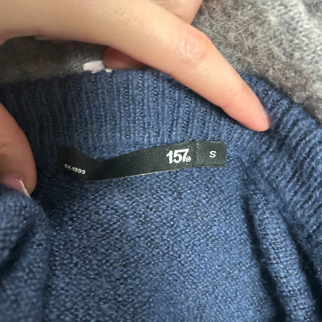 Mörkblå stickad tröja från 157 - 2