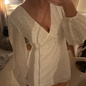 Studentklänning - Jättefin vit studentklänning med ett gulligt broderi över hela klänningen💓 Den är kort men funkar på mig som är 165, kanske inte på någon som är längre än så💓storlek 38 men liten i storleken💓