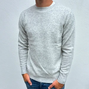 Kashmir tröja - Ljusgrå Kashmir Sweatshirt | Storlek S | Modellen är 177cm lång | Endast testad, därför nyskick | Hör av dig vid frågor🌟