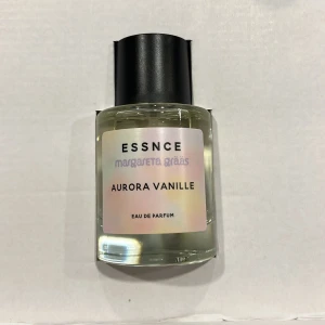 Aurora Vanille Eau de Parfum - Aurora Vanille från Essnce tillsammans med Margareta Grääs, har bara sprutat en gång för att lukta. Den luktade gott men tycker inte den passar mig 🫶🏻. Aurora Vanille är en parfym för dig som älskar vanilj men vill ha något mer än bara sötma. Tillsammans med Margareta Grääs har vi tagit fram en parfym som speglar det hon själv älskar mest i doftväg. Resultatet är en hudnära vaniljparfym som känns både lyxig och lite mystisk - en doft du vill bära varje dag.