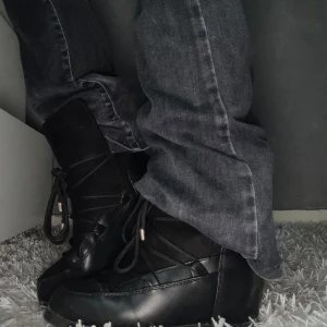 Isabel Marant liknande skor med kilklack - Säljer ett par isabel marant liknande skor med kilklack. Påminner även lite om inuikii skor med knytningen. Endast testade så jättebra skick! Skriv för fler bilder. 